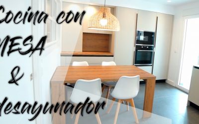 Cocina cuadrada con desayunador y mesa en Alcañiz: Cocinas Alcañiz #desayunador