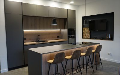 Cocina gris y madera